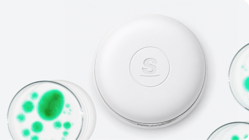Nettoyant sonique avec boîtes de Pétri de laboratoire